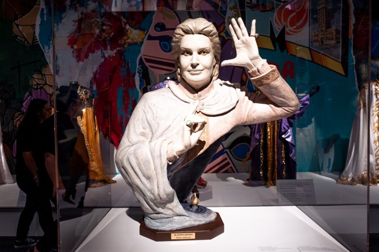statue of Walter Mercado